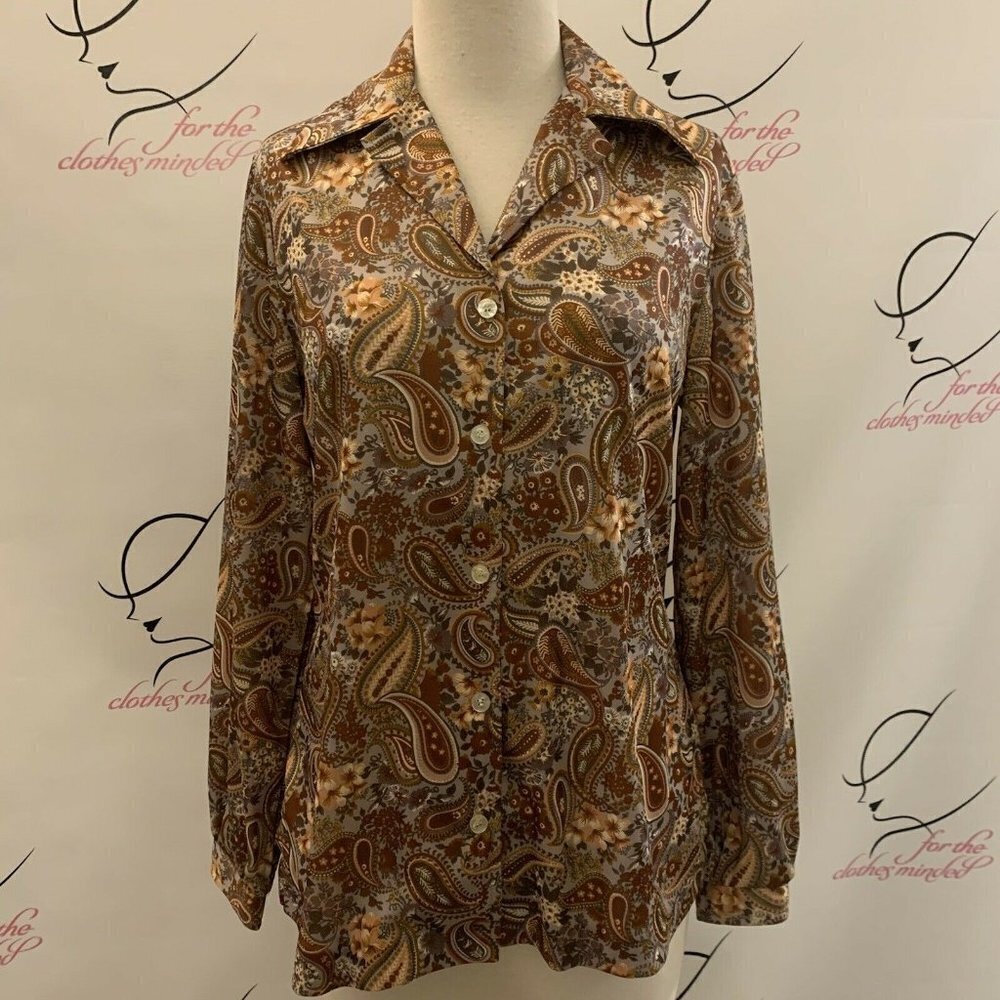 No Brand. Size Small. Bust 35". Long Sleeve Button Cuff Shirt. Rust/Green B28